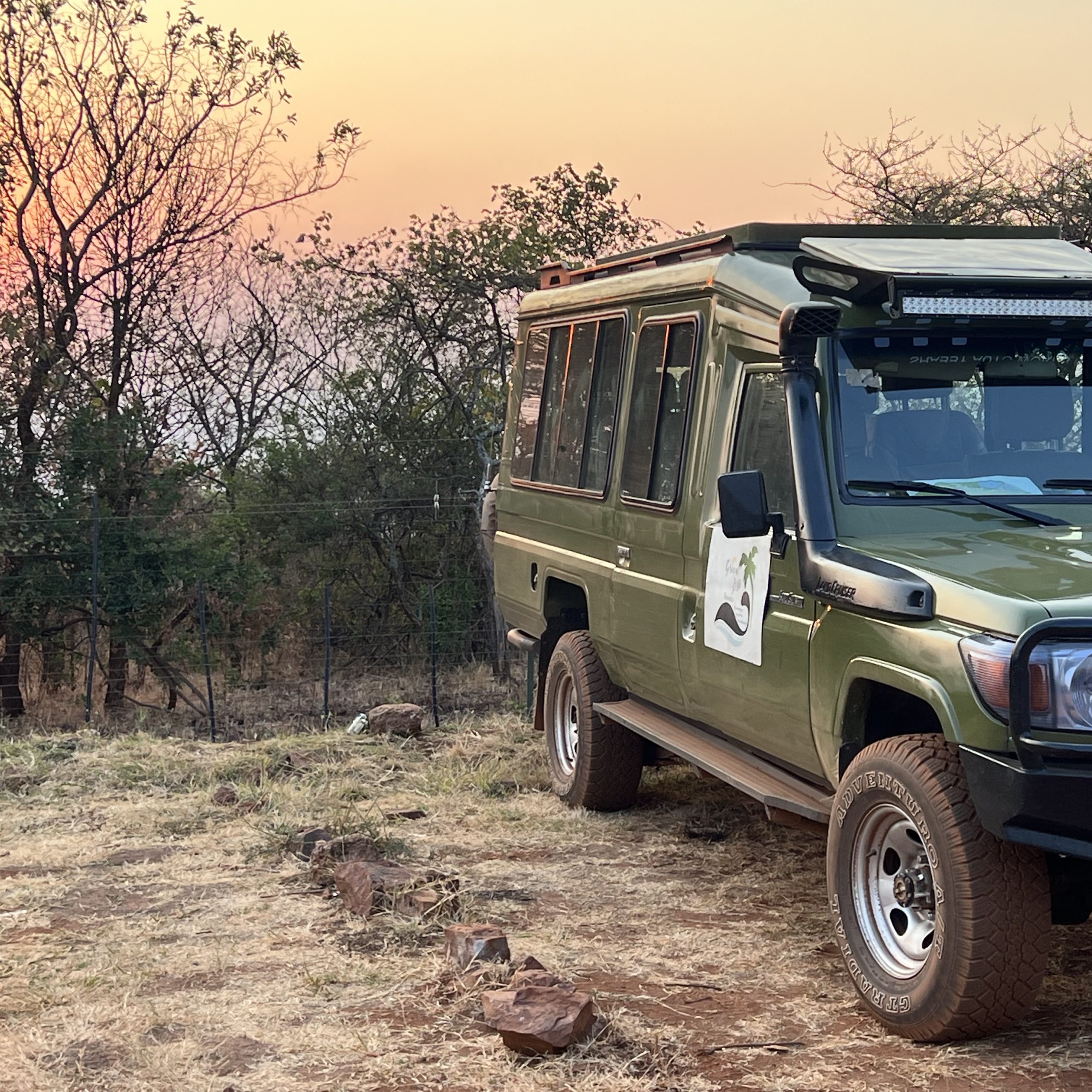 Land-Cruiser Safari car