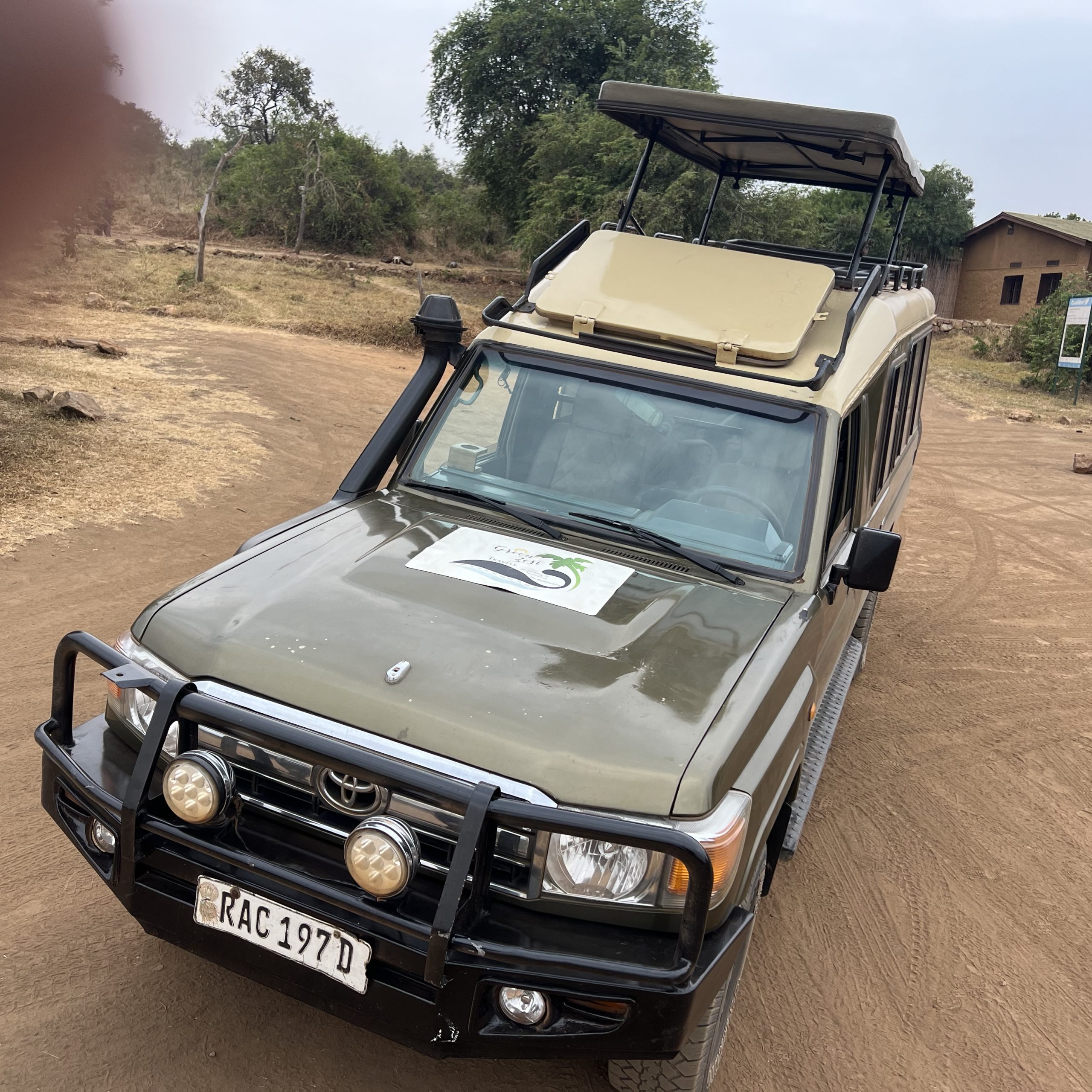 Land-Cruiser Safari car